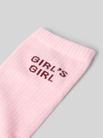 Produktfoto, jasnoróżowe skarpety z mieszanki bawełny z dodatkiem streczu, model 'Girl‘s Girl' od OH APRIL, prążkowany ściągacz, dopasowany krój