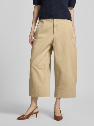 Vrouwenmodel draagt Loose Fit Chino uit puur katoen model 'Tikkara' van BOSS, effen kleuren, twill, steekzakken, high waist, geheelbeeld voorkant.