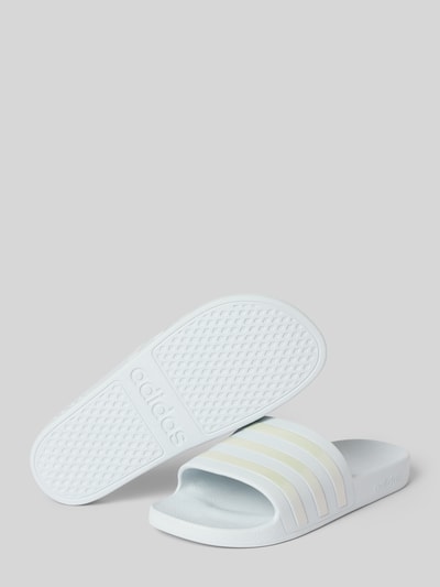 Produktfoto, Badeschuhe mit Label-Prägung Modell 'ADILETTE AQUA' von adidas, unifarben, flach, strukturierte Sohle, Signature-Streifen, Peep Toe