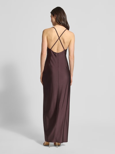 Kobiece modelka nosi Regular Fit Abendkleid mit Raffungen von V.M., satynowa tkanina, krój regular fit, marszczenia, wycięcie na plecach, cienkie ramiączka, kryty zamek, długość tyłu w rozmiarze 36: 131 cm, szerokość w rozmiarze 36: 30 cm, całkowity widok pleców.