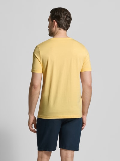 Męski model nosi T-Shirt mit Rundhalsausschnitt und Label-Stitching od Fynch-Hatton, bawełna, krój regular fit, tył, długość pleców 71 cm, zdjęcie całej sylwetki od tyłu
