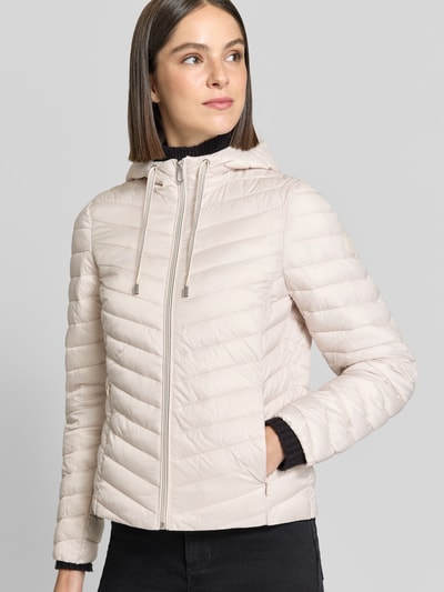 Vrouwenmodel draagt Regular Fit gewatteerd jack met capuchonkraag van Tom Tailor, Dames gewatteerd jack, licht beige, Ganzkörperaanzicht van voren.