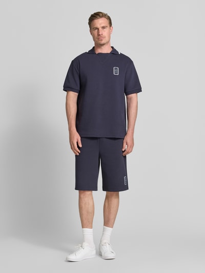 Männermodel trägt Relaxed Fit Sweatshorts aus katoenmix van Lacoste in donkerblauw met gladde textuur, heren Sweatshorts, ganzkörperansicht von vorne.