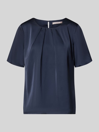 Produktfoto, Regular Fit Bluse mit Rundhalsausschnitt und 1/2-Arm von Christian Berg Woman Selection aus dunkelblauem Material-Mix mit Stretch-Anteil, dezente Struktur, schlichter Knopfverschluss rückseitig, glatte Oberfläche.