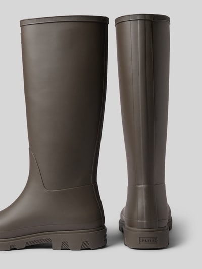 Produktfoto, Stiefel mit Logo-Detail von Hunter, brązowe kozaki o gładkiej fakturze, profilowana podeszwa, krój zaokrąglony, wysokość obcasa 3 cm, wysokość cholewki 37 cm, szerokość w rozmiarze 40: 16 cm