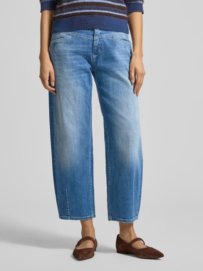 Kobiece modelka nosi Wide Fit Jeans mit Eingrifftaschen Modell 'Elin' von Cambio, mieszanka bawełny elastycznej, wpuszczane i tylne kieszenie, zapięcie na guzik i zamek błyskawiczny, szerokość w rozmiarze 36: 39 cm, długość wewnętrzna nogawki w rozmiarze 36: 67 cm, jasnoniebieski odcień, przód, zdjęcie całej sylwetki.