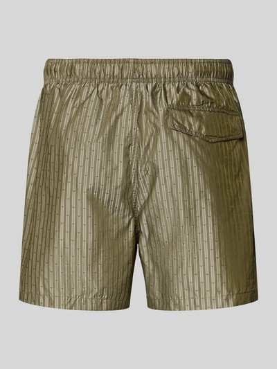 Produktfoto, Regular Fit Badeshorts mit Allover-Logo-Print von Emporio Armani in Olivgrün mit Elastikbund und Tunnelzug, glänzende, strukturierte Oberfläche