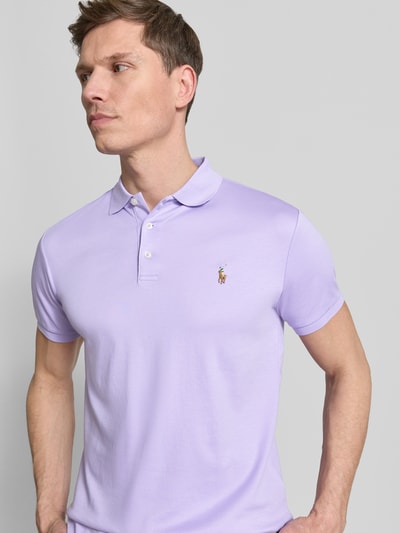 Männermodel trägt Regular Fit Poloshirt aus reiner Baumwolle von Polo Ralph Lauren in Optik: Unifarben mit Logo-Stitching, Nahaufnahme Oberkörper.