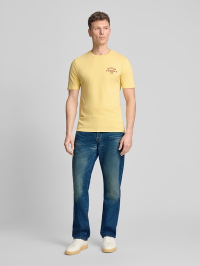 Męski model nosi Relaxed Straight Fit Jeans im Used-Look od GAP, bawełna, wpuszczane kieszenie, efekt znoszenia, szerokość w rozmiarze 32/32: 45 cm, długość wewnętrzna nogawki 80 cm, jeansy niebieskie, gładka tekstura, cała sylwetka z przodu