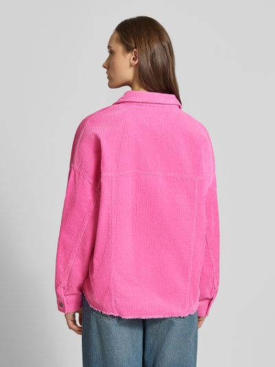 Frauenmodel trägt Oversized Hemdjacke aus reiner Baumwolle Modell 'LATY-BITTEN' von ONLY in Optik: Unifarben, Cord, Rückansicht Ganzkörperansicht.