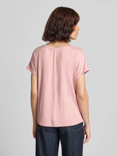 Frauenmodel trägt T-Shirt aus Viskose-Mix mit Rundhalsausschnitt von Christian Berg Woman in Rosa, Regular Fit, Rückenlänge 58 cm, Ganzkörperansicht Rückansicht.