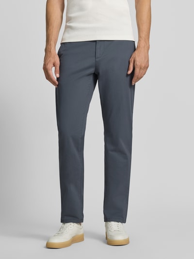 Mężczyzna nosi Straight Fit Hose mit Gesäßtaschen von MCNEAL z bawełny, wpuszczane kieszenie, krój straight fit, kolor niebieski, zapięcie na guzik i zamek błyskawiczny, szerokość w rozmiarze 50: 46 cm, długość wewnętrzna nogawki: 83 cm, widok całej sylwetki od przodu.