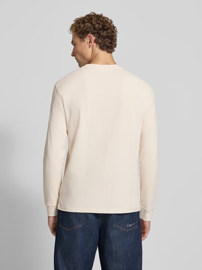 Männermodel trägt Regular Fit Sweatshirt aus reiner Baumwolle von Scotch & Soda in Creme mit Strukturmuster, Rückansicht, Rückenlänge 70 cm.