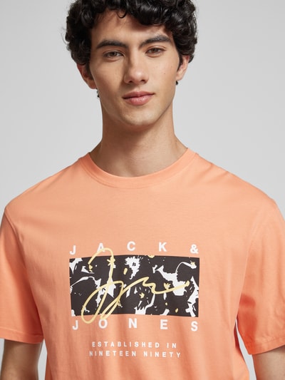 Jack & Jones T-shirt z nadrukiem z logo model ‘ARUBA’ Morelowy 3