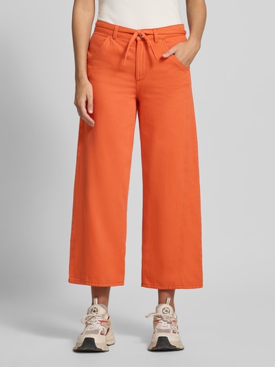 Vrouwenmodel draagt Jeans met Bindegürtel van Jake*s Casual in oranje puur katoen met wide fit en steekzakken, binnenbeenlengte 69 cm, nahaufnahme onderlichaam.