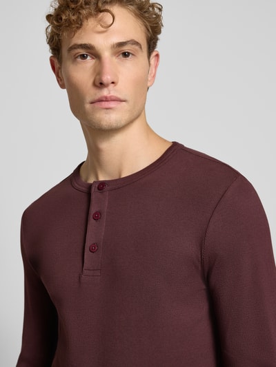 Männermodel trägt bordeauxfarbenes shirt met lange mouwen, structuur katoenmix, Relaxed Fit Langarmshirt aus Baumwoll-Mix model 'MORRIS' van Jake*s Studio Men, Nahaufnahme Oberkörper