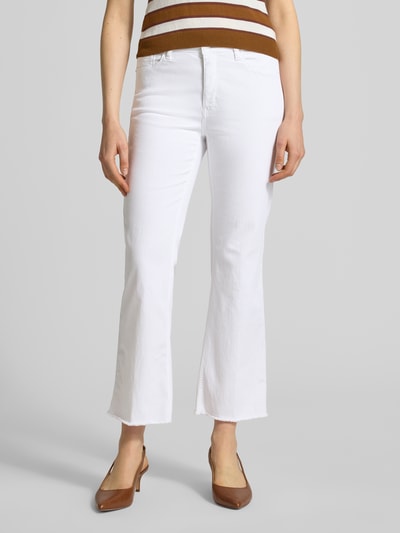 Frauenmodel trägt Straight Fit Jeans im 5-Pocket-Design von Raffaello Rossi in Weiß, Elastischer-Material-Mix, Fransenbesatz, verkürzt, Knopf-Reißverschluss, Ganzkörperansicht von vorne.