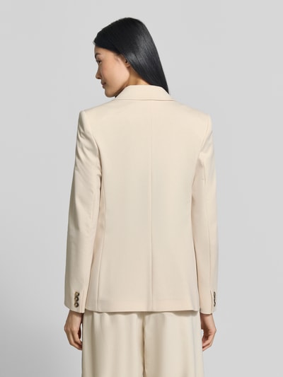 Frauenmodel trägt Regular Fit Longblazer mit doppelter Knopfleiste Modell 'WKDCOLIBRI' von Max Mara in Beige, glatte Textur, Ganzkörperansicht Rückansicht.