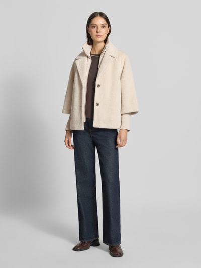 Frauenmodel trägt Regular Fit Webpelzjacke im 2-in-1-Look von Tom Tailor in Creme, Struktur optisch weich, kombiniert mit Jeans, Ganzkörperansicht von vorne, Damen Teddy- / Webpelzjacke von Tom Tailor.