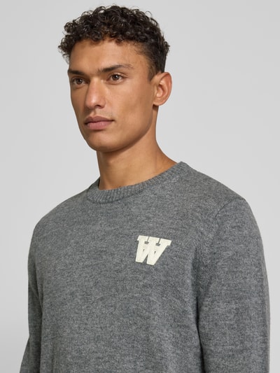 Wood Wood Sweter z dzianiny z haftem i okrągłym dekoltem model ‘Tay’ Średnioszary 3