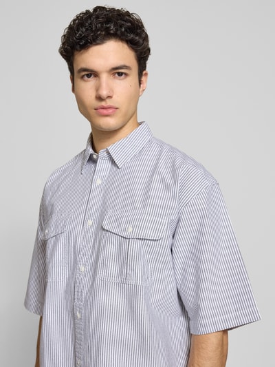 Männermodel trägt Loose Fit Freizeithemd aus reiner Baumwolle Modell 'PACIFICA' von Levi's®, gestreift, Allover-Muster, Nahaufnahme Oberkörper.