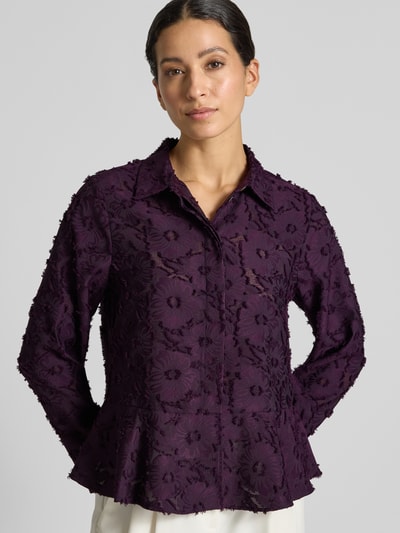 Frauenmodel trägt Regular Fit Hemdbluse mit Abdeckleiste von Rich & Royal, florales Lochmuster, langärmelig, dunkelviolett, Ganzkörperansicht von vorne.