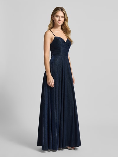 Frauenmodel trägt Regular Fit Abendkleid in Glitzer-Optik von Luxuar in Dunkelblau, bodenlang mit gelegten Falten, Ganzkörperansicht von vorne.