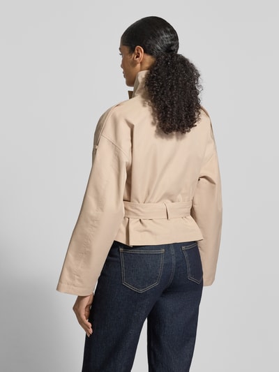 Frauenmodel trägt Kurze Trenchjacke mit Taillengürtel von Jake*s Collection in Beige, Baumwoll-Mix, gerade Passform, Ganzkörperansicht Rückansicht. Rückenlänge 53 cm, Schulterbreite 48 cm, Brustweite 32 cm, Ärmellänge 52 cm.