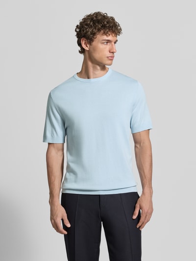 Männermodel trägt Regular Fit T-shirt aus zuiver biologisch katoen model 'TORINO' van SELECTED HOMME, look: effen, ronde hals, fijngebreid, korte mouw, ganzkörperansicht von vorne.