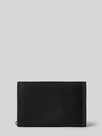 Produktfoto, Portemonnaie mit Label-Patch Modell 'Alec' von Carhartt Work In Progress, schwarz, robuste Textur, Hauptfach mit Klettverschluss, Münzfach mit Reißverschluss, Schein- und Steckfächer