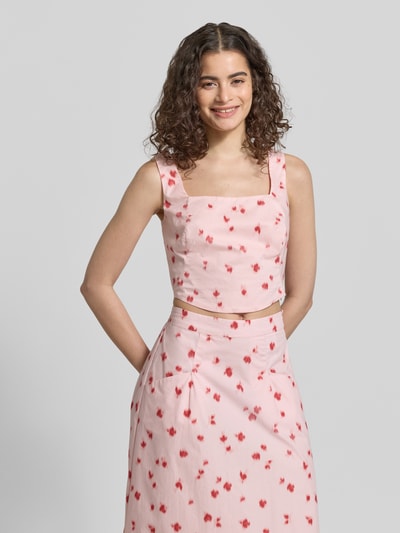 Frauenmodel trägt Crop Top im Allover-Look mit Smok-Details von JAKE*S STUDIO WOMAN aus reiner Baumwolle, zartrosa mit roten Mustern, karreeförmiger Ausschnitt, Nahaufnahme Oberkörper.