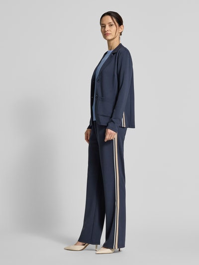 Frauenmodel trägt Sweatpants aus Viskose-Mix mit weitem Bein von Betty Barclay in Dunkelblau mit beigen Streifen, Ganzkörperansicht von vorne. Elastischer Bund mit Tunnelzug, Eingrifftaschen, stretchiger Stoff.