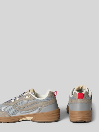 Produktfoto, Sneaker mit Label-Detail Modell 'Eco`99' von Genesis, graue und blaue Farben, Mesh-Struktur, braune Sohle, Abgerundete-Spitze, Schnürung, Herren Sneaker, Absatzhöhe: 5 cm, Schafthöhe: 7 cm, Schaftweite: 8 cm bei Größe 44