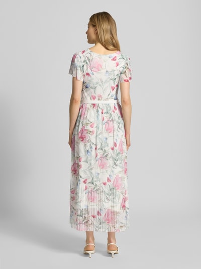 Vrouwenmodel draagt midi-jurk met bloemenprint, materiaalmix met stretch, getailleerd model, vlindermouwen, riem met doornsluiting, plissévouwen, model 'Be44lla' van ZABAIONE, ruglengte maat S 128 cm, borstwijdte 38 cm, mouwlengte 18 cm. Ganzegenaanzicht achteraan.