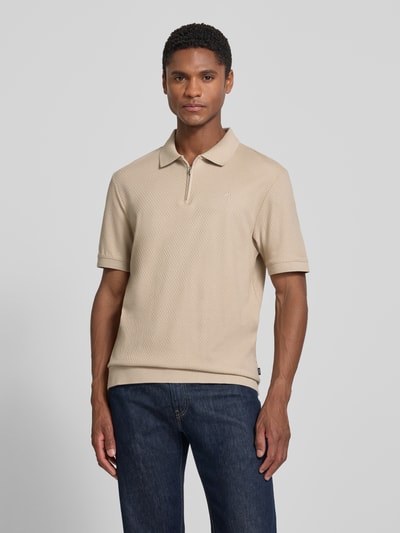 Männermodel trägt Regular Fit Poloshirt mit Strukturmuster Modell 'Tibaris' von JOOP! Collection, Strukturmuster, beige, Ganzkörperansicht von vorne.