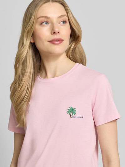 Kobieta nosi damski t-shirt z wyhaftowanym motywem od Jake*s Casual z bawełny, krój regular fit, okrągły dekolt, długość tyłu 61 cm w rozmiarze S, jasnoróżowy, Nahaufnahme Oberkörper.