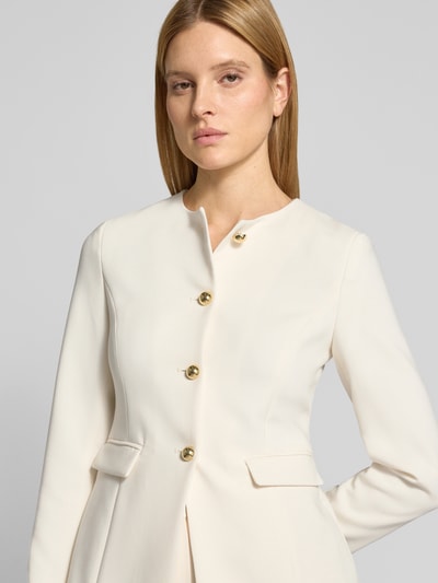 Frauenmodel trägt Blazer mit Schmuckknöpfen von Jake*s Collection, Material-Mix mit Viskose-Anteil, Regular-Fit, Rundhalsausschnitt, Pattentaschen, Nahaufnahme Oberkörper.