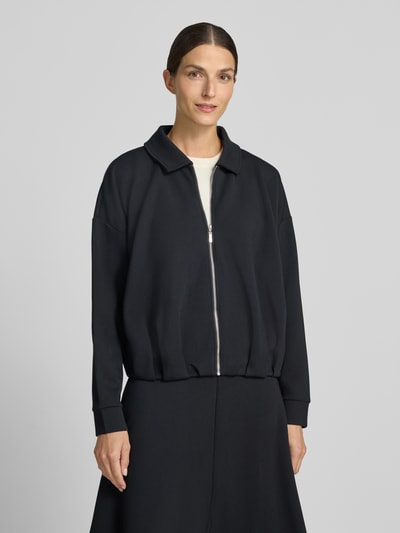 Frauenmodel trägt Sweatjacke mit Umlegekragen von Christian Berg Woman im Modal-Mix, lockere Passform, Ganzkörperansicht von vorne.