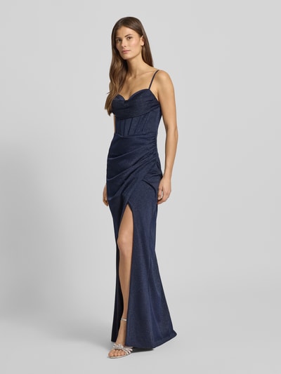 Frauenmodel trägt Abendkleid mit Spaghettiträger von Jake*s Cocktail in Dunkelblau, tailliert, Gehschlitz, Raffungen, Ganzkörperansicht von vorne.