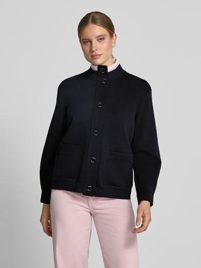 Vrouwenmodel draagt Sweatjacke met Stehkragen und Knopfleiste van Marc Cain, katoenmix met stretch, regular fit, steekzakken, opstaande kraag, knoopsluiting, ganzkörperansicht van voren.