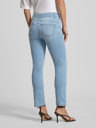 Kobiece model prezentuje Jeans mit Knopfleiste Modell 'MONROE' od Liu Jo White, jasnoniebieski, Slim Fit, bawełna z elastanem, całkowity widok z tyłu.