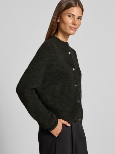 Frauenmodel trägt Regular Fit Cardigan aus Woll-Alpaka-Mix Modell 'Alpha' von Gestuz in dunklem Grün, Strickstruktur, Ganzkörperansicht von vorne.