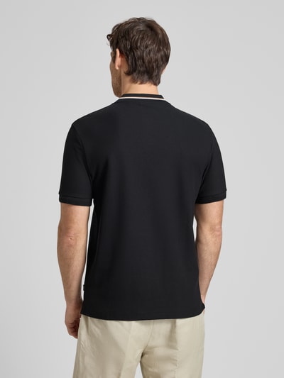 Männermodel trägt Regular Fit Poloshirt aus einer Baumwolle C-PRATT40 von BOSS, Optik: Unifarben, Piqué, Rückansicht, Nahaufnahme Oberkörper.