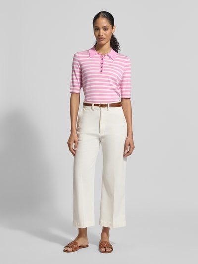 Frauenmodel trägt Poloshirt aus Viskose-Mix von Christian Berg Woman in Rosa-Weiß mit Polokragen, Gerader-Schnitt, 1/2-Arm, Ganzkörperansicht von vorne.