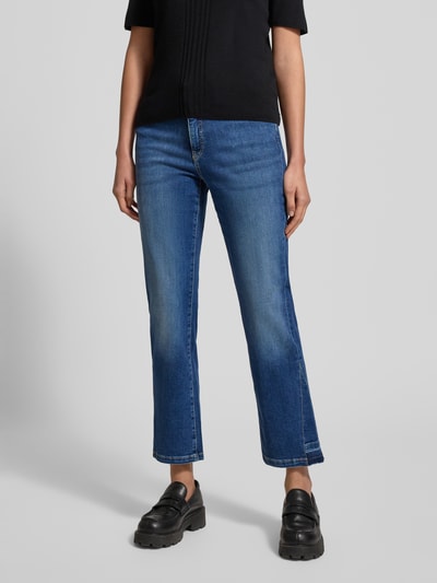 Vrouwenmodel draagt Feminine Fit Jeans in verkorte pasvorm van Marc Cain, blauw katoen-elastaan, steekzakken, detailopname voorkant.