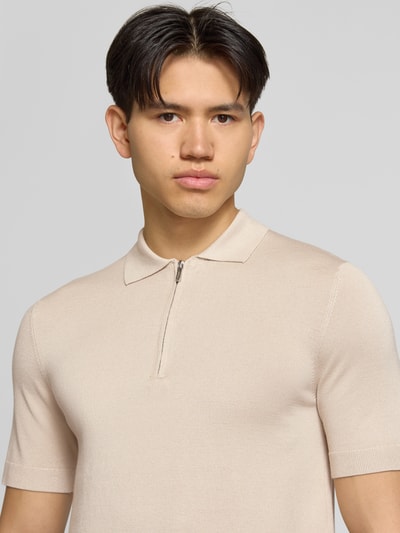 Männermodel trägt Regular Fit Poloshirt aus Viskose-Mix Modell 'WYLER' von Only & Sons, Optik: Unifarben, Feinstrick, Nahaufnahme Oberkörper.