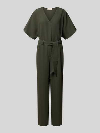 Produktfoto, kombinezon Jumpsuit mit V-Ausschnitt Modell 'Lehila' od MOS MOSH, dekolt w serek, taliowany krój, Rękaw o dł. 1/2, Długość tyłu w rozmiarze S: 46 cm, Szerokość w rozmiarze S: 50 cm, Długość rękawów w rozmiarze S: 40 cm, Całkowita długość w rozmiarze S: 149 cm, Długość wewnętrzna nogawki w rozmiarze S: 76 cm, kolor ciemnozielony, gładka tekstura