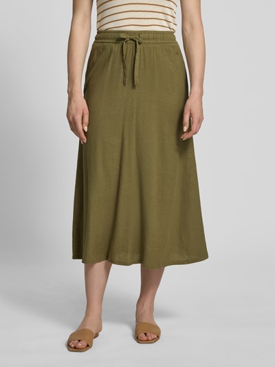 Frauenmodel trägt Midirock aus Leinen-Mix mit Eingrifftaschen von Fynch-Hatton in Olive, A-Linie, Kordelzug, Label-Detail, Nahaufnahme Oberkörper. Bundweite bei Größe 36: 36 cm, Gesamtlänge bei Größe 36: 87 cm, Leinen-Viskose-Anteil.