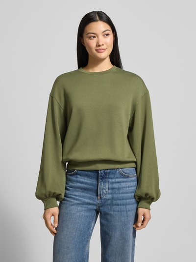 Frauenmodel trägt Oversized Sweatshirt mit gerippten Abschlüssen Modell 'Brionna' von MSCH Copenhagen im Viskose-Mix mit Stretch-Anteil, Ganzkörperansicht von vorne.