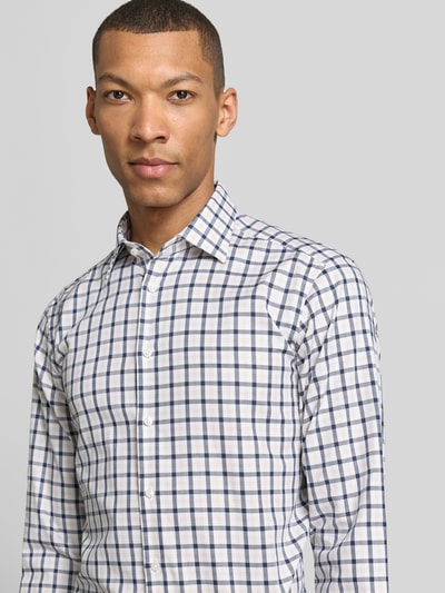 Männermodel trägt Regular Fit Business-Hemd mit Kentkragen von Christian Berg Men, Reine Baumwolle, Knopfleiste, Sportmanschetten, Nahaufnahme Oberkörper.